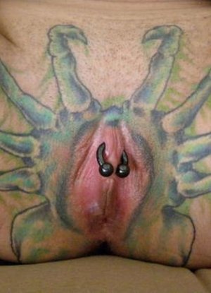 Татуированная пизда близкий ракурс картинка 9