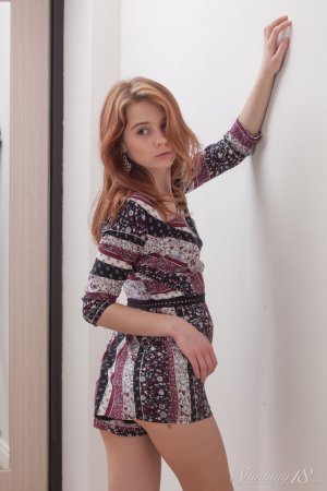 18-летняя рыжеволосая Рита снимает короткое платье, чтобы позировать в обнаженном виде Фото 2