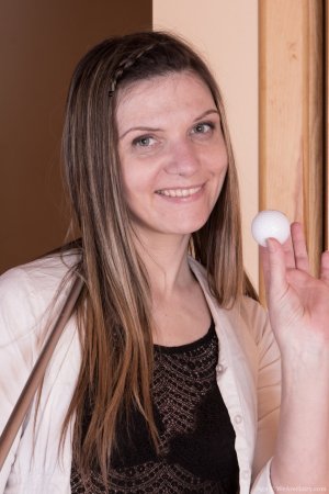 Брюнетка шлюха Ага показывает твердые соски и очень волосатую киску экстремальным крупным планом Фото 1