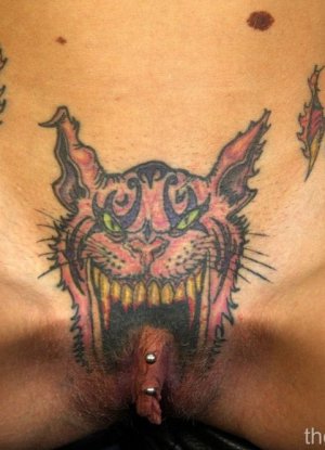 Татуированная пизда близкий ракурс картинка 43