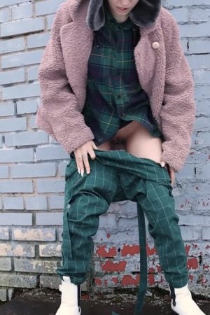 Кавказская девушка Вася писает на кирпичную стену в зимней одежде Фото 4