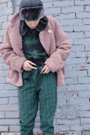 Кавказская девушка Вася писает на кирпичную стену в зимней одежде Фото 3