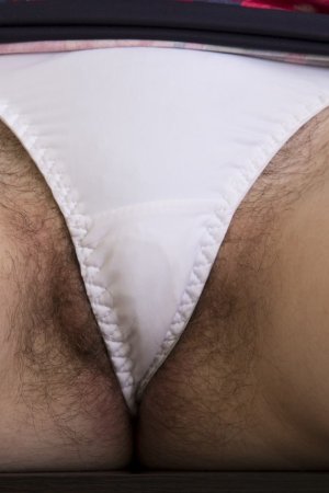 Горячая брюнетка-любительница Роуз демонстрирует свою очень волосатую киску и очень маленькие сиськи Фото 2